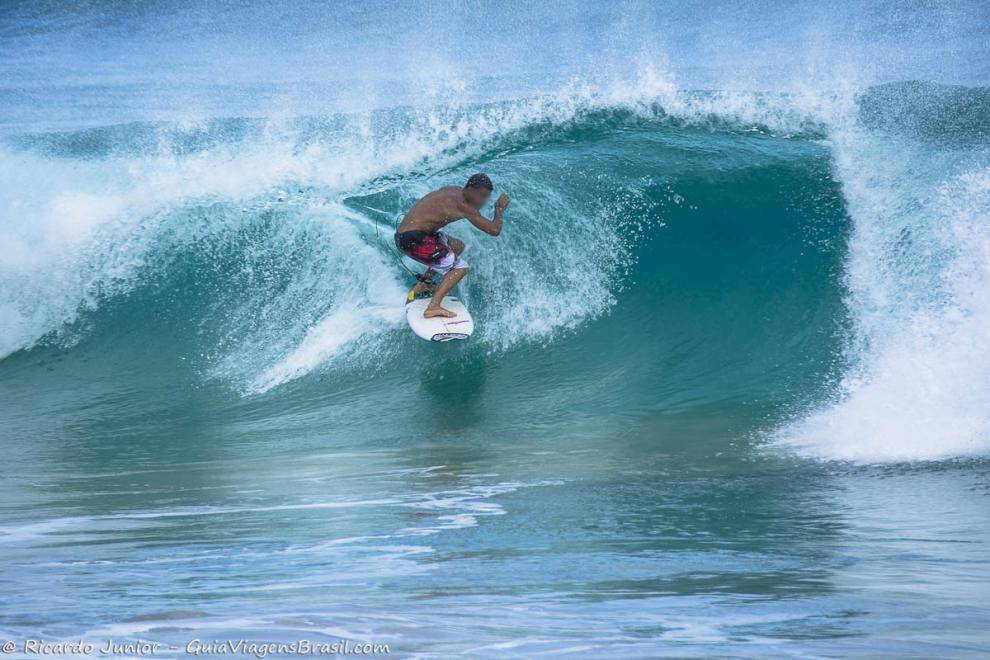 Imagem de um surfista no tubo em Fernando de Noronha.